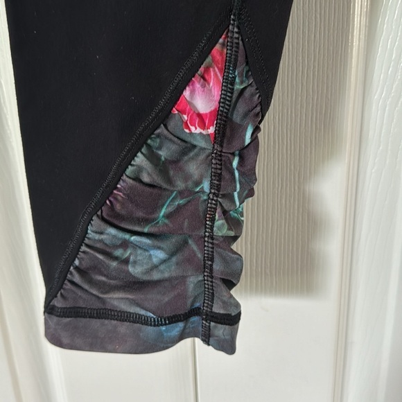 Lululemon Crops Size 6🥰🥰 - Picture 2 of 4